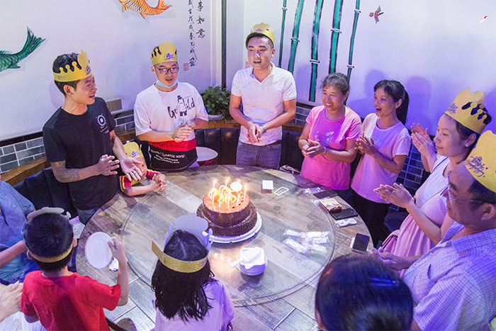 林泰箱包员工生日会